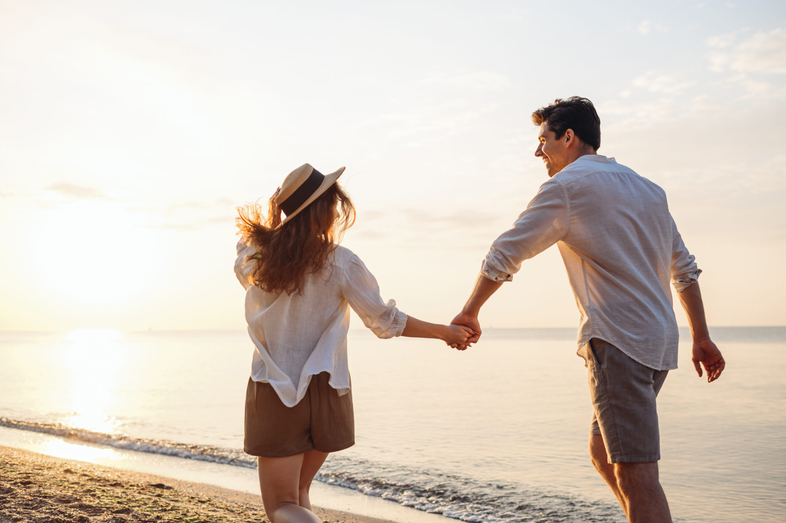 Un couple qui se tient la main.