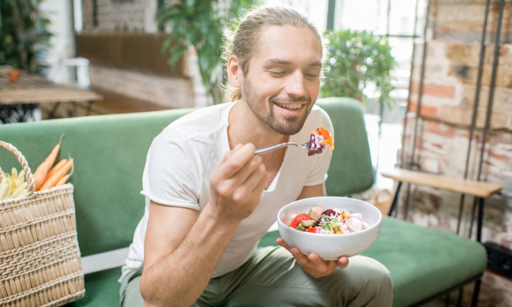 homme mangeant des legumes