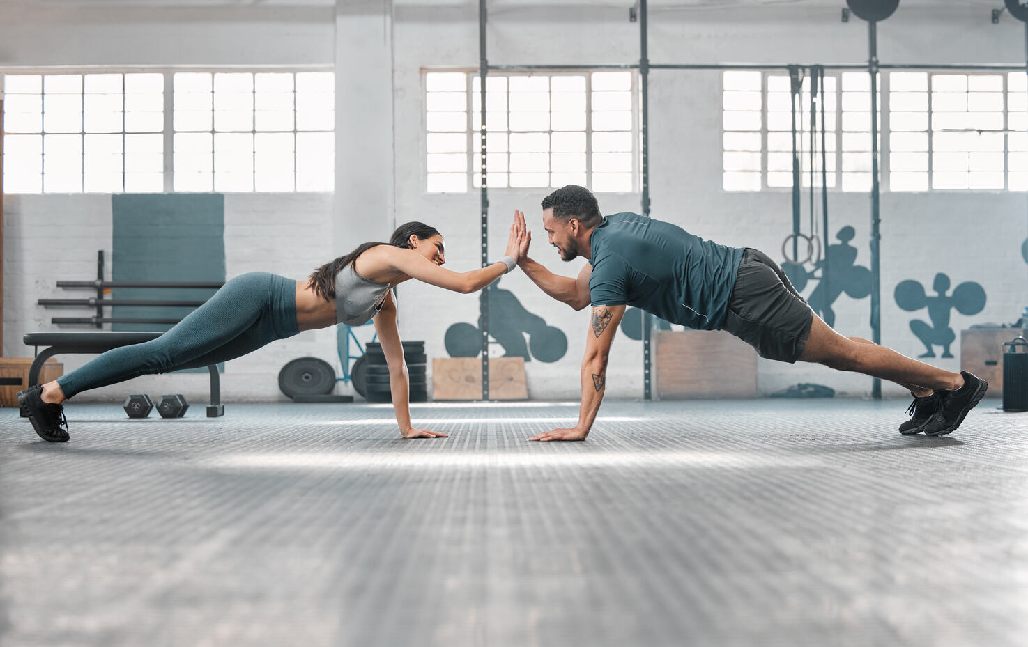 pareja practicando flexiones