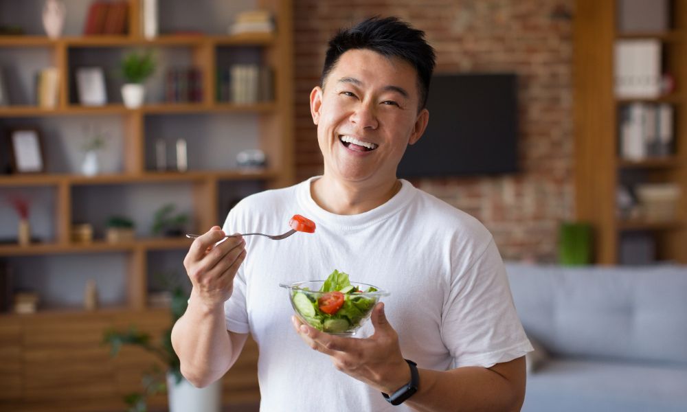 alimentation homme qui mange une salade