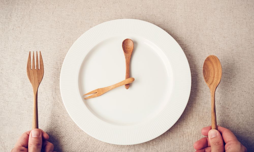 assiette vide et horloge