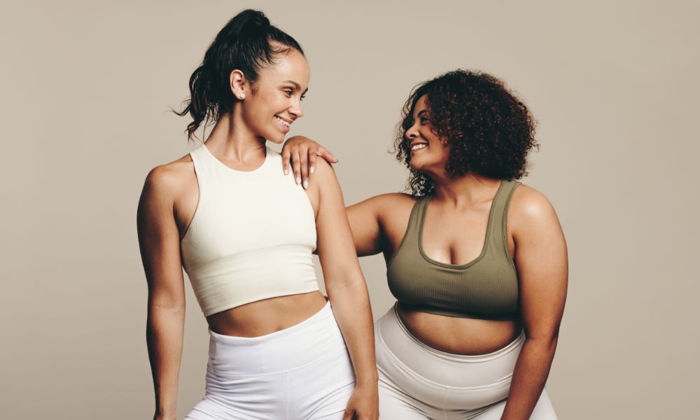 deux femmes posant souriantes