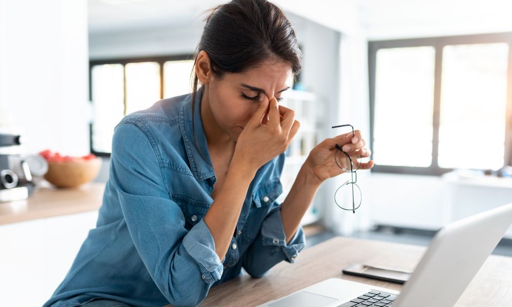 femme au travail stressee