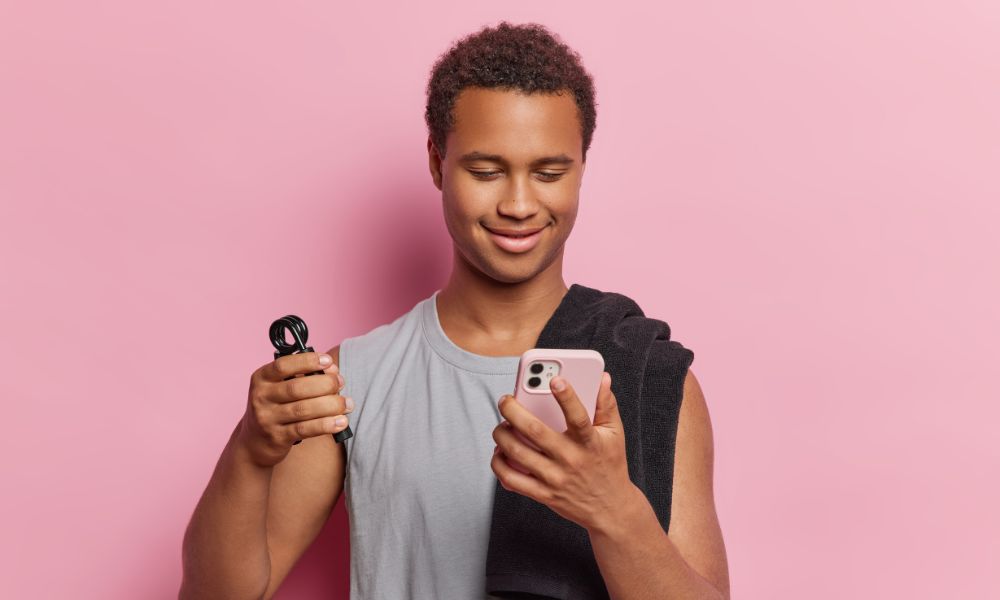 homme concentre sur un telephone