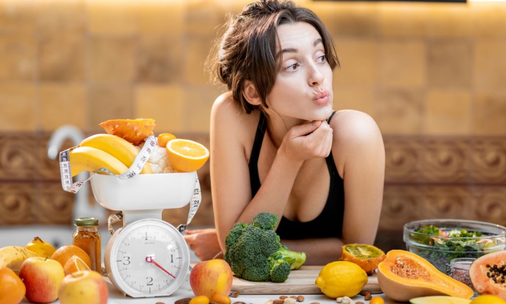 femme avec balance et fruits