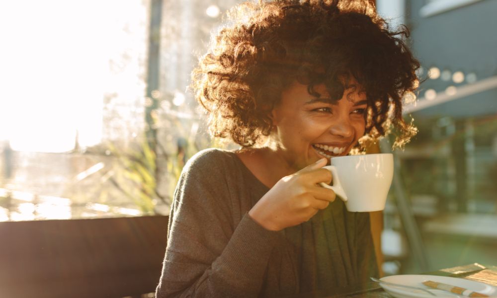 femme buvant un cafe