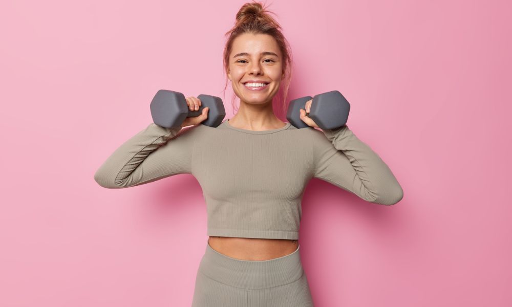 femme avec halteres