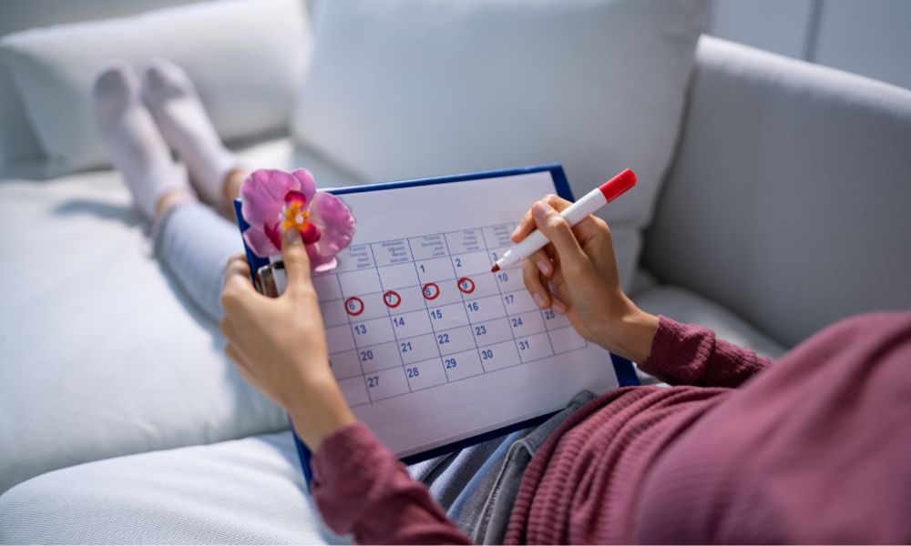 femme avec un calendrier 2