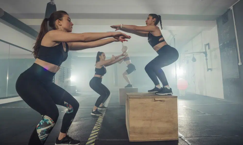 grupo de mujeres haciendo hiit