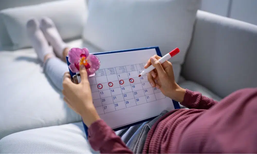 mujer con un calendario tachando fechas