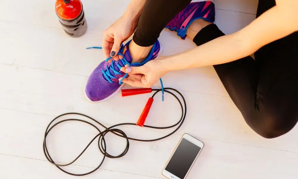 mujer preparandose para clase de boxeo