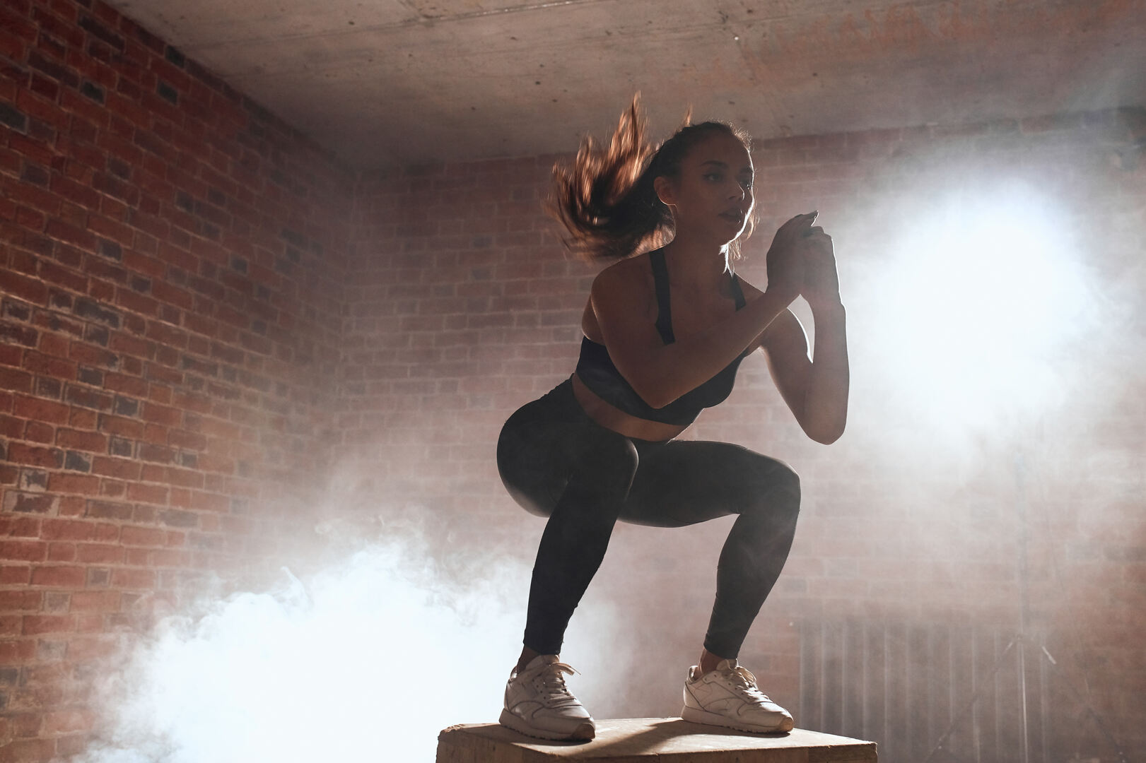 fille pratiquant les squats