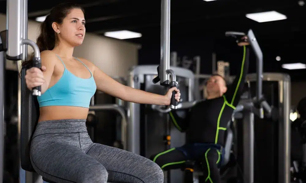 mariposa pecho mujer en el gimnasio